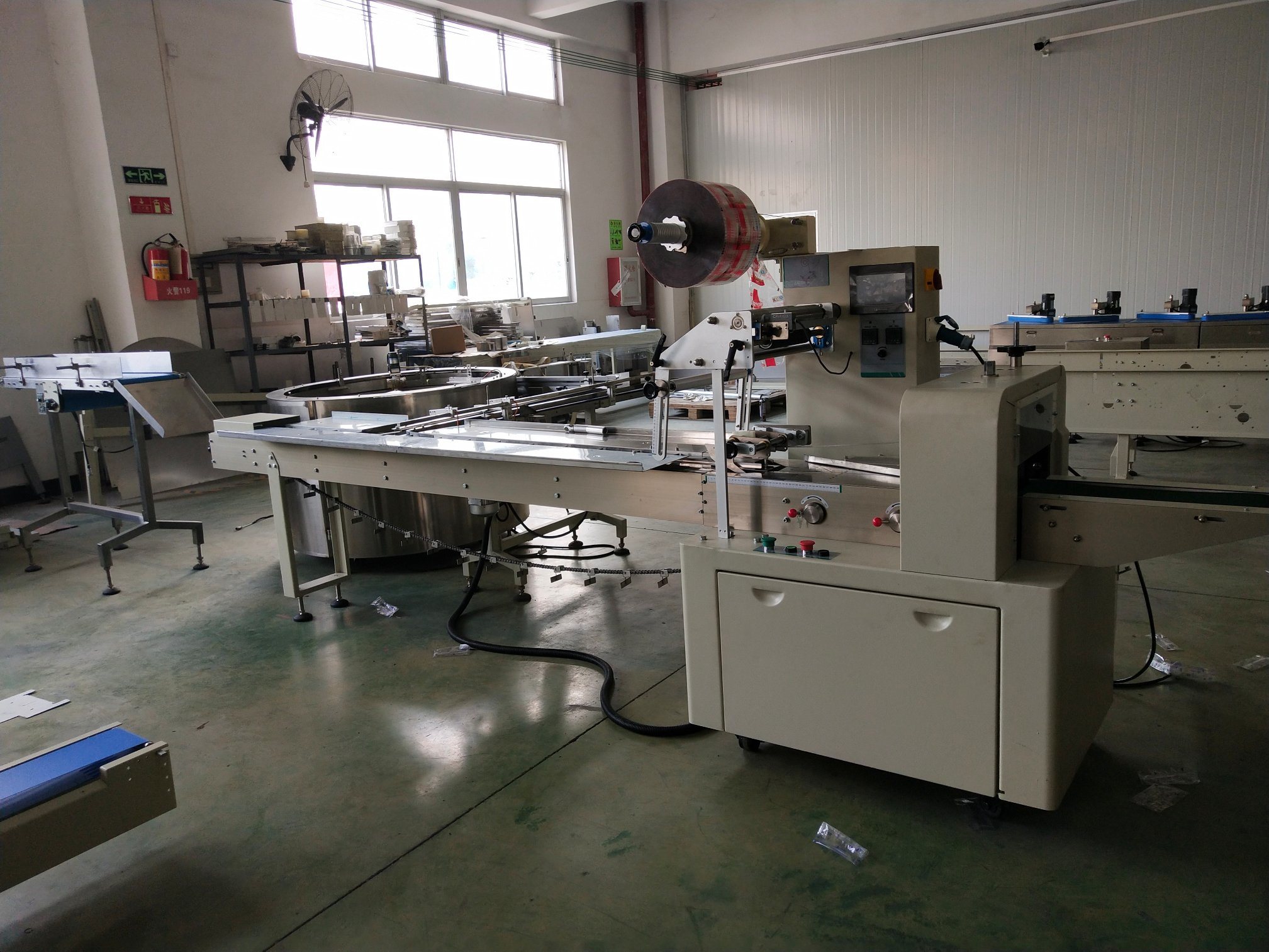 Turntable Feeding System Automation Packing Line Packaging Machine Chewing Gum Sweets Cotton Candy Chocolate Bar Cereal Stick Pillow Flow Wrapping Candy